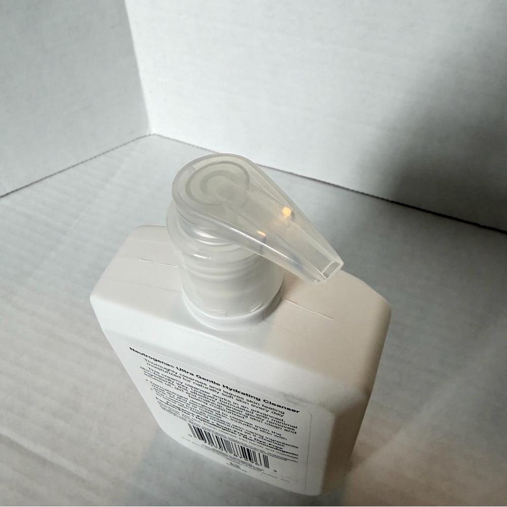 New Discontinued Neutrogena Ultra Gentle Hydrating Cleanser Creamy Formula 12 oz - Picture 7 of 8